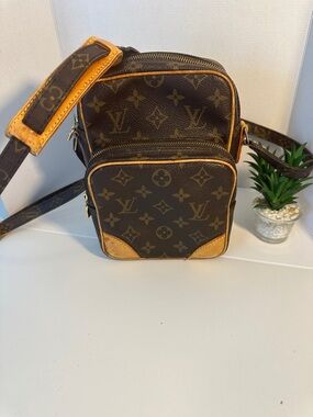 LV Monogram Amazon Crossbody 
6” x 6” x 2”
9” x 6” x 2”
Date Code TH 0924